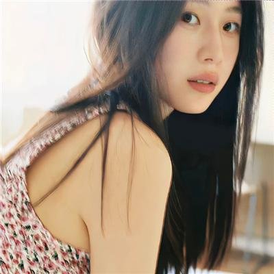 她在这里