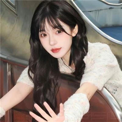 给小酒馆女子喝高杯酒